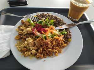 Lentilhas c/agrião e leite de coco, tofu à tropeiro c/farinha de mandioca, sumo de maçã, canela, gengibre e limão at Escolha Natura in Lisbon