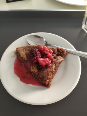 Bolo de chocolate com frutos vermelhos at Escolha Natura in Lisbon
