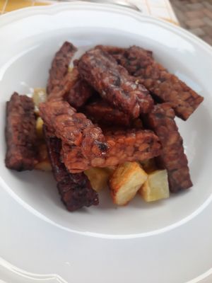 Tempeh Brasato con patate al forno at Il Cardo e l'Ortica in Mondovi
