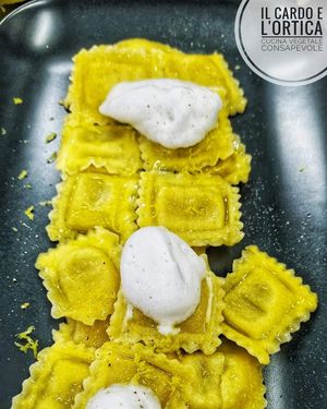 ravioli al limone e spuma di mandorla at Il Cardo e l'Ortica in Mondovi