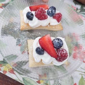 Sfoglia con panna e frutti di bosco  at Il Cardo e l'Ortica in Mondovi