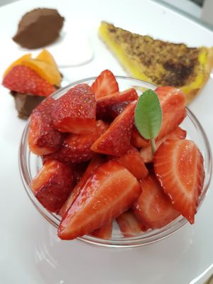 strawberries and other desserts at Il Cardo e l'Ortica in Mondovi