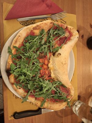 Golfo paradiso with partially cheese filled crust and extra vegan salami at Pizzata in Graz