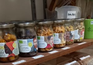 biovegane snacks im pfandglas at Lose Dresden in Dresden