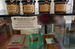 regionale brotaufstriche (oben) und frischetheke mit tofu (unten) at Lose Dresden in Dresden