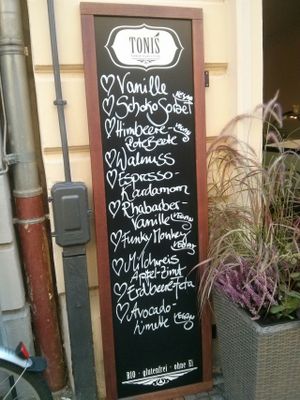 vegan flavors are marked as vegan (:  at TONIS in Leipzig