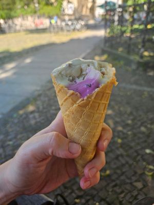 Banane-Cookie-Dough und Cassis-Sojajoghurt at TONIS in Leipzig