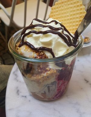 rote grütze becher 9,50€ at TONIS in Leipzig