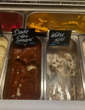 flavours: double choc streusel, coconut split at TONIS in Leipzig