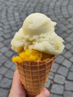 Limette-Gurke und Mango-Basilikum Eis in der Waffel at TONIS in Leipzig
