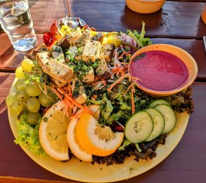 Großer Salatteller mit gebratenen Tofustreifen at Försters Weinterrassen in Ahrweiler