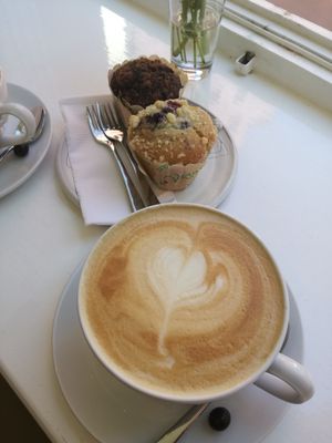 Milchkaffee und Muffins at Coffifee in Stralsund
