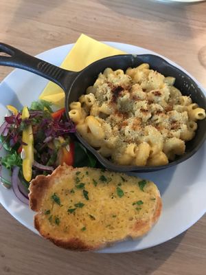Vegan Macaron-no cheese served with side salad and garlic bread at Avery & Co in Dundee