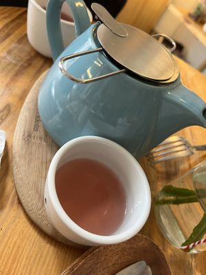 Jarra de té relajante (manzanilla, cedrón, malva, toronjil y lavanda)  at La Verde in Lima