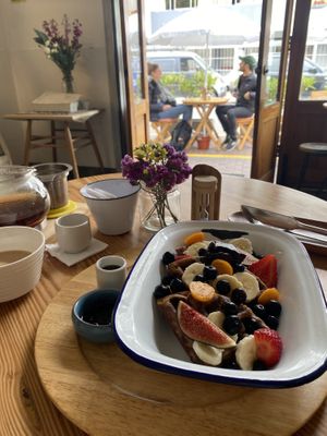 Such a sweet Café and loads of cookies and tasty meals💗i recommend the waffles, chai and shawarma or try the empanadas ✨   at La Verde in Lima