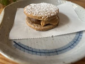 Alfajor con mantequilla de mani y manjar blanco  at La Verde in Lima