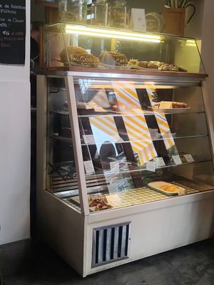 Panes y pasteles veganos at La Verde in Lima