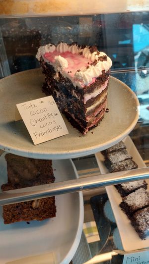 Torta de cacao, chantilly de coco y frambuesas at La Verde in Lima
