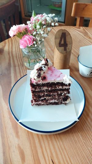 Torta de cacao, chantilly de coco y frambuesas at La Verde in Lima