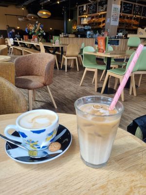Cappuccino and iced latte with oat milk at Bagels & Beans - Vivaldistraat in Amsterdam
