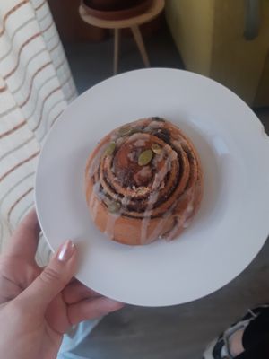 Cinnamon roll vegan at Semilla in Santiago