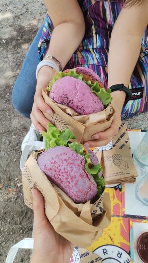 Butterfly burger in basso e cherry bomb in alto at Flower Burger - Viale Vittorio Veneto in Milan