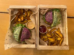 Hamburger e patatine fritte  at Flower Burger - Viale Vittorio Veneto in Milan