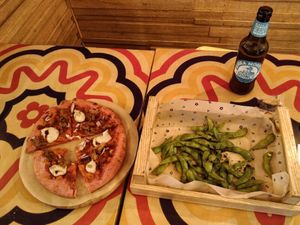 Gewähltes Menü Vegane Thunfisch-Pizza, Edamame&Bier at Flower Burger - Viale Vittorio Veneto in Milan