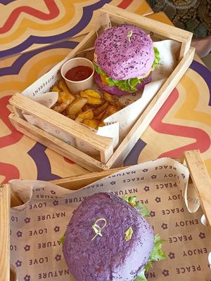 Flower e Purple burger con patatine at Flower Burger - Viale Vittorio Veneto in Milan