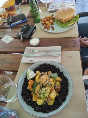 Arroz negro con verduras y Beyond Meat Burger at BuenaVida Vegan in Tenerife