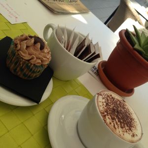 пирожное и кофе  at BuenaVida Vegan in Tenerife