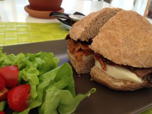 гамбургер с сейтаном at BuenaVida Vegan in Tenerife