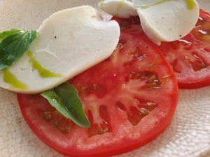 Ensalada caprese at BuenaVida Vegan in Tenerife