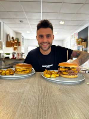 Edoardo y nuestras hamburguesas 😍 at BuenaVida Vegan in Tenerife