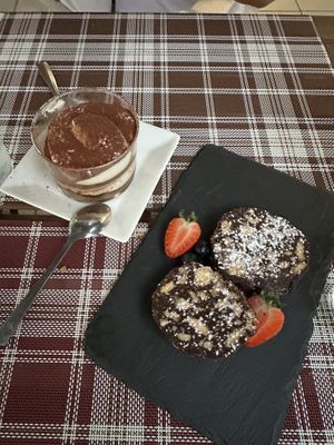 Tiramisu und Schokosalami  at BuenaVida Vegan in Tenerife