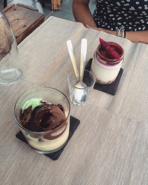 Nachspeise
1x 3 verschiedene Eiskugeln (Schoko, Vanille, Minze)
1x Cheescake mit Frucht, Drachenfrucht, und Boden at BuenaVida Vegan in Tenerife