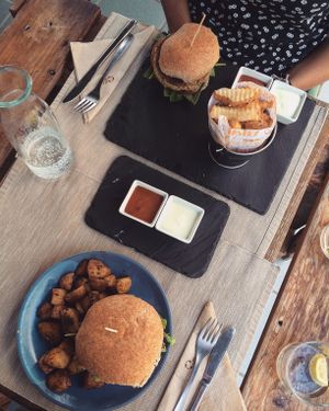 Hauptspeise
2 vegane Burger mit unterschiedlichen Fritten/Pommes at BuenaVida Vegan in Tenerife
