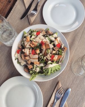 Vorspeise
Salat mit Croutons, Soße und BBQ-Tofu at BuenaVida Vegan in Tenerife
