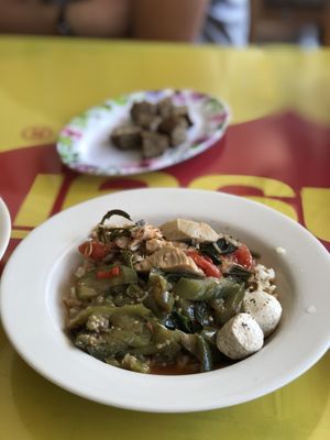 Jackfruit curry, spicy eggplants, mushroom balls at Dtrairatanrap ร้านอาหารเจ กวนอู in Chiang Mai