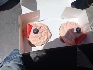 Muffins de vainilla y fresa at Toque de Canela in Zaragoza