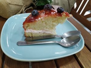 Tarta de frutos rojos at Toque de Canela in Zaragoza