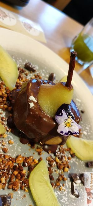 Poire rôtie au chocolat at Le Potager de Charlotte in Paris