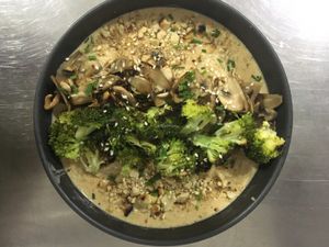 vermicelle de riz / sauce tamari sésame / brocoli croquant / champignons snackées at Le Potager de Charlotte in Paris