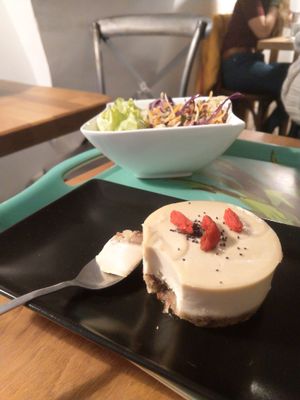 Cheesecake and salad at My Petite Factory in Lyon