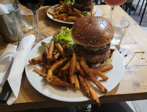 Burger végane at L'Alchimiste in Lyon