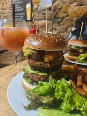Triple burger végane at L'Alchimiste in Lyon