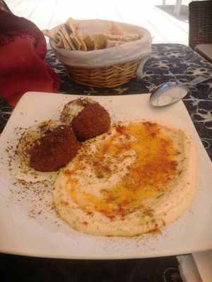 Falafel y hummus (nos hicieron mezcla de los dos platos) at Tuma in Segovia
