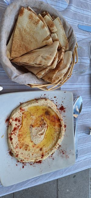 Pitta and hummous at Tuma in Segovia