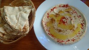 Hummus con pan pita at Tuma in Segovia