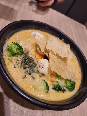 Average Laksa: Noddles overcooked, Fishballs are way too big; broth was tasty at Greendot 绿一点 - Raffles Place in Central Singapore